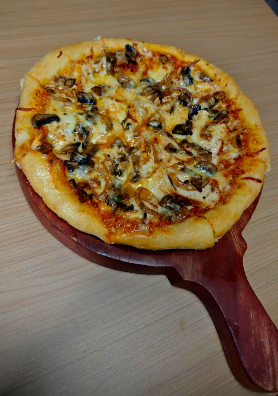Wood-fired pizza at Le Rouge Café
